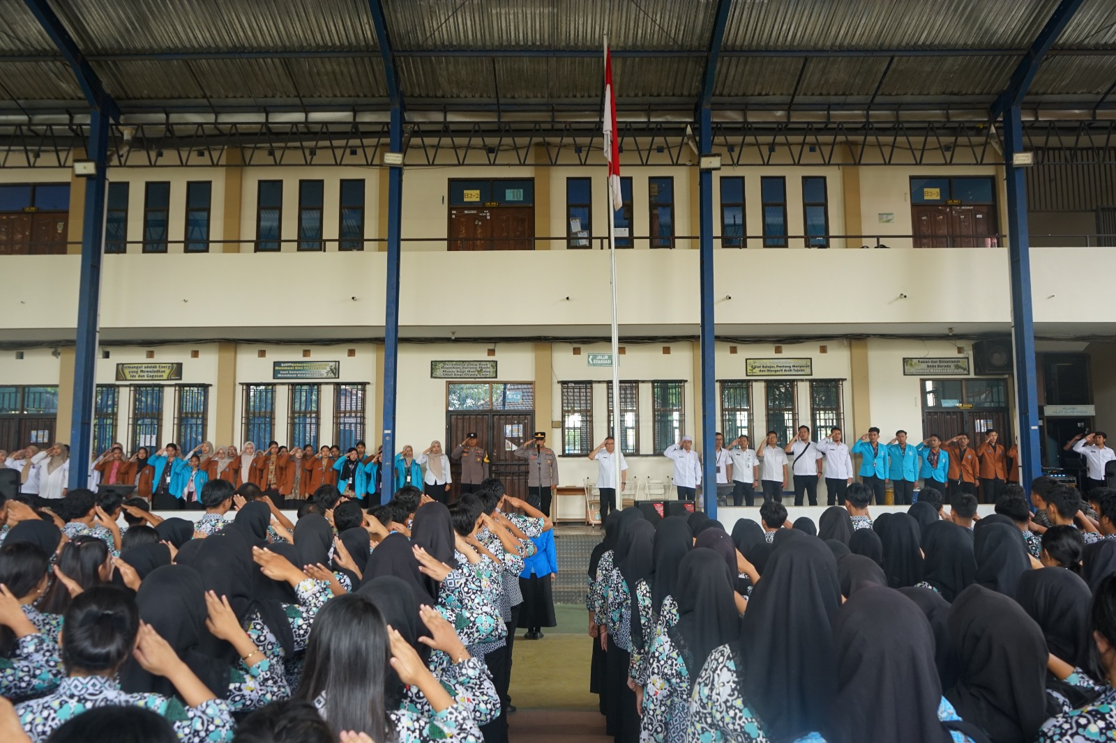Kanit BINMAS Polsek Sukun Pimpin Apel Pagi di SMKN 7 Malang, Tekankan Adab, Etika, Disiplin dan Kesadaran Hukum Sejak Dini